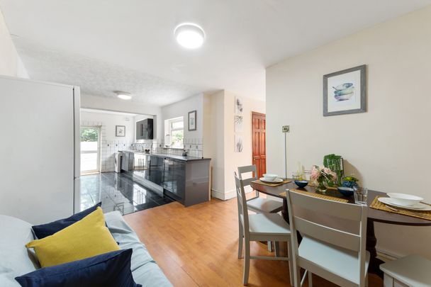 🌺 5 MINS TO TURNPIKE LANE - ALL BILLS & CLEANER 🌺 Room 1 - Photo 1