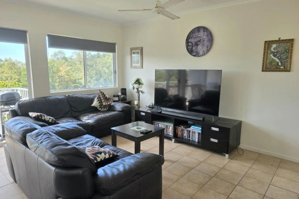 Great Location...Spacious Fully Furnished Townhouse! - Photo 1