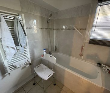 Location Appartement 3 pièces 72m² LES ANGLES 30133 - Photo 2