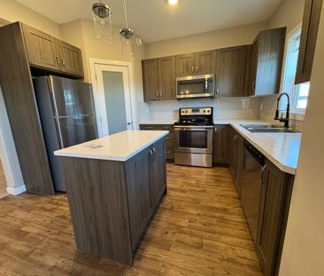 Gorgeous 3-Bed Townhouse in Aspen Lakes, Blackfalds!! - Photo 5