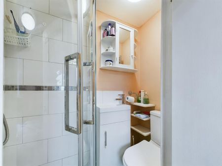 1 bedroom in a house share to rent - Photo 4