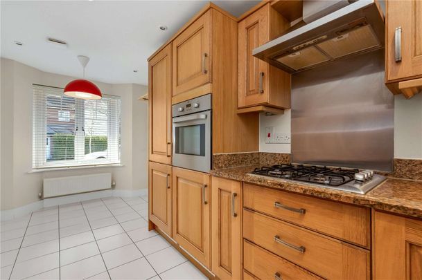 A well-presented 3 bedroom terrace family house in a popular cul de sac location, in close proximity to Hinchley Wood parade & station. - Photo 1