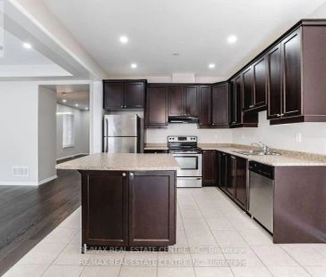 989 FARMSTEAD DRIVE - Photo 3