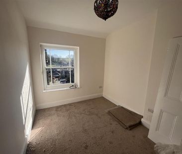 2 bedroom end of terrace house to rent - Photo 5