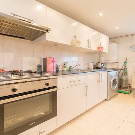 A well-presented one-bedroom flat situated on the sought-after Elgin Avenue, W9 - Photo 3