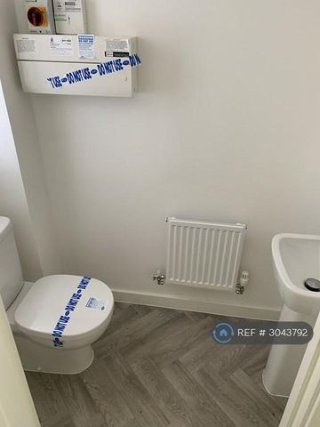 3 bedroom semi-detached house to rent - Photo 3