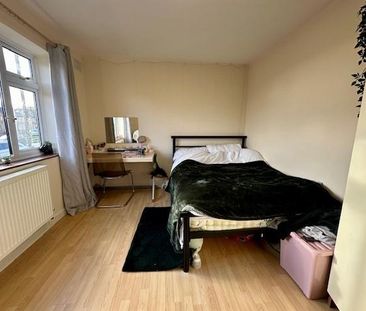 4 bedroom semi-detached house to rent - Photo 4