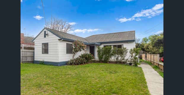 Bright, Spacious Living in the heart of Frankston - Photo 1