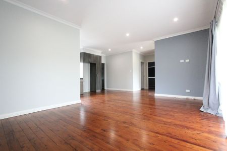 Close to M5&sol;M7 Motorway & Liverpool CBD - Photo 3