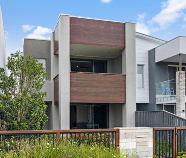 Spacious Three-Bedroom Terrace Close to Everything You Need! - Photo 3