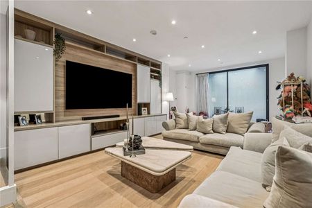 A superb, fully extended family home close to the prestigious Queens Club. - Photo 2