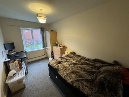 3 bedroom flat to rent - Photo 3