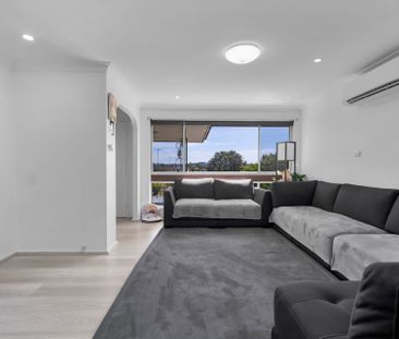 Beautifully Renovated Family Home in a Quiet Cul-De-Sac - Photo 2