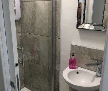 6 bedroom private hall to rent - Photo 1