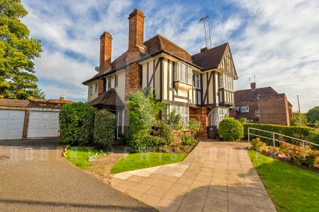 1-Bedroom Period Conversion Flat – Ossulton Way, London N2 0DS - Photo 5