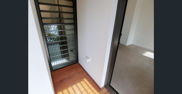 North-facing | Walk to Darling Harbour - Photo 1