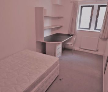 5 bedroom Flat in Kirkstall Lane, Leeds - Photo 5