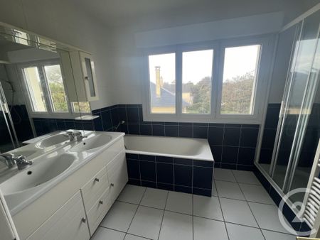 Location Appartement 3 pièces 80m² JULLOUVILLE 50610 - Photo 4