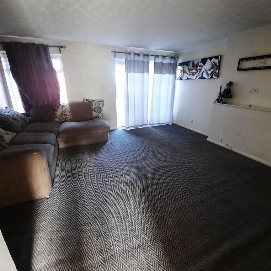 3 Bed Terraced House, Woodgreen Walk, LE4 - Photo 1
