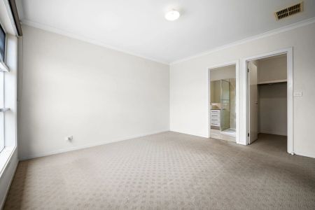 4 BEDROOM FAMILY HOME - Photo 4