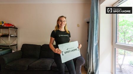 Bed in a twin room in a 2-bedroom flat in Silicon Docks - Photo 5