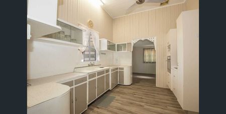 Quiet Two Bedroom with Yard Near the CBD - Photo 3