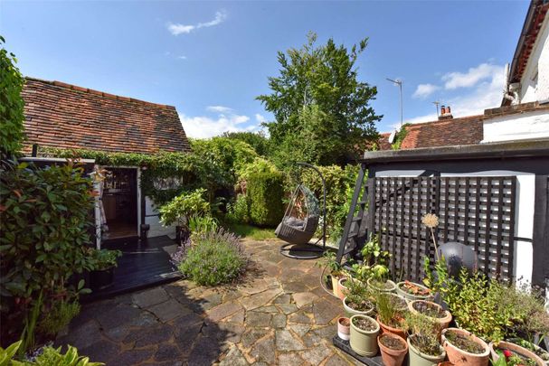 Character cottage with separate garden office - Photo 1