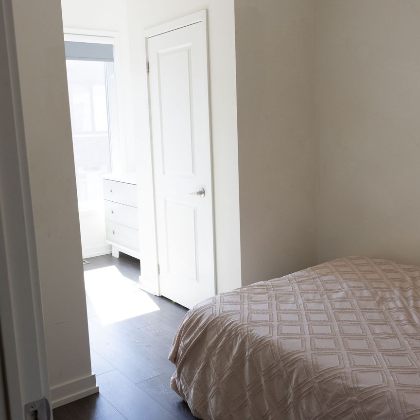 For Lease - 206 Huguenot Road, Oakville, Ontario - Photo 1