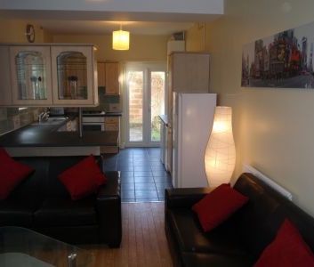 Stunning 5 bedroom property available - Photo 2