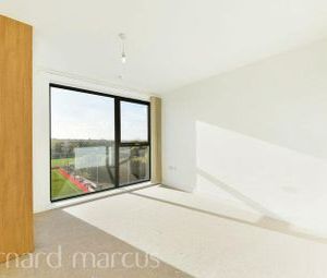 2 Bedrooms Flat to rent in Parade Gardens, Chingford E4 | £ 323 - Photo 1