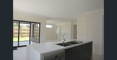 Beautifully Appointed, Near New Town House, 3 Bedroom + Large Study / 2nd Living - Photo 5