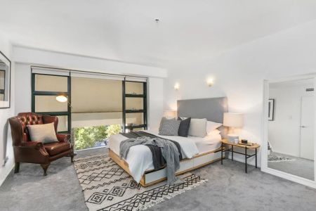 Split level warehouse style apartment with secure parking - Photo 4