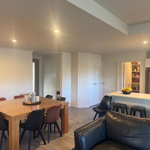 Four bedroom,double glazed home close to Chartwell - Photo 1