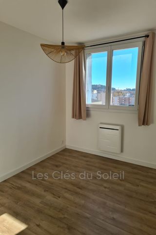Location Appartement 3 pièces 74m² LA SEYNE SUR MER 83500 - Photo 3