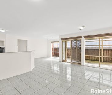 Stunning Family Home in Roxburgh Park - Photo 3