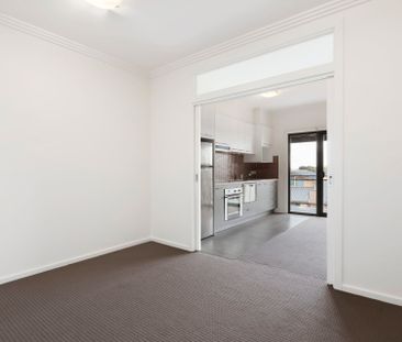 Stylish Two-Bedroom Apartment with Private Balcony - Photo 1