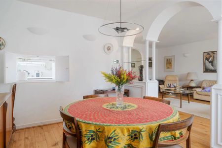 A charming three bedroom apartment in St John’s Wood. - Photo 5