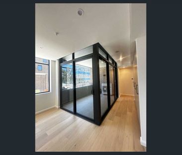 🌟 Dream Location: 1Bed + 1Study/Office - Steps to Metro & Shops! - Photo 2