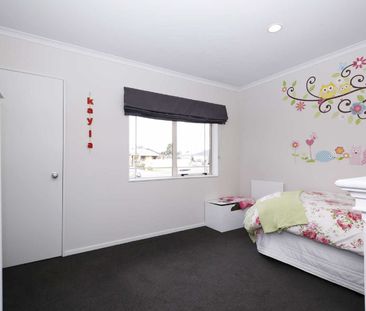 This beautifully presented three-bedroom, two-bathroom family home ... - Photo 5