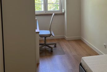 Room in Lisbon avenida de Roma Areeiro