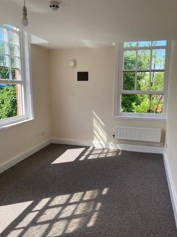 2 Bed Flat, Derby Road, NG7 - Photo 2