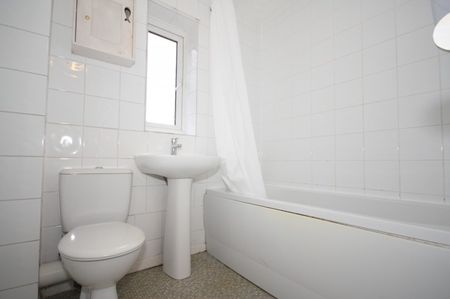 Waverley Court, Woking - Photo 4