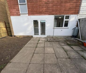 3 bedroom end of terrace house to rent - Photo 1