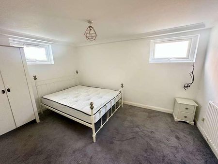 Leacroft, Staines-upon-thames, TW18 - Photo 2