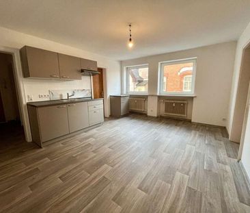 Renovierte 2,5- Zimmerwohnung mit Einbauküche in Neustadt! - Photo 1