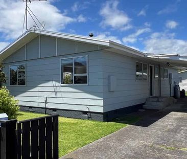 Tidy Family Home - 2 minutes to everything! - Photo 5