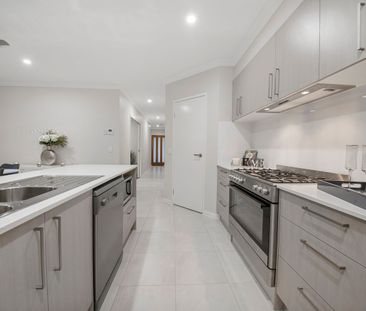 Luxury 4 Bedroom Home - Photo 6