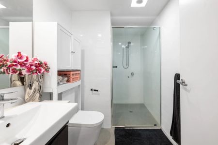 Modern Apartment with Leafy Courtyard Living - Photo 2