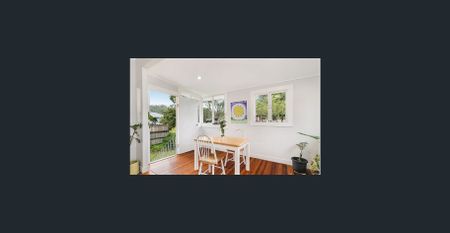 CLOSE TO SCHOOLS, SHOPS AND CBD - INCLUDES SOLAR! - Photo 2