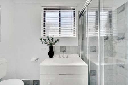 Stylish family home set close to the beach - Photo 2